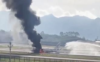▲西藏航空一架班機衝出跑道起火燃燒。（圖／翻攝微博）