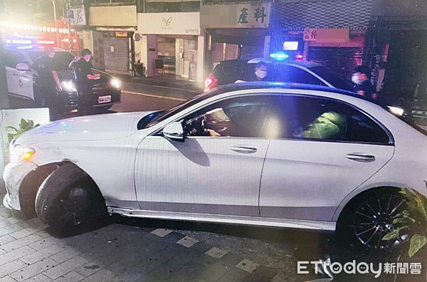 ▲白色賓士轎車11日凌晨在桃園景福宮前肇事，車主棄車逃逸，警方發現車輛電源仍未關閉。（圖／記者沈繼昌翻攝）