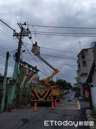 ▲台電人員全力進行亞航社區搶修作業。（圖／記者林悅翻攝，下同）