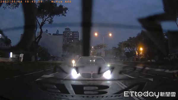 ▲▼王姓男子與白色BMW轎車駕駛數度互相超車。（圖／記者高堂堯翻攝）