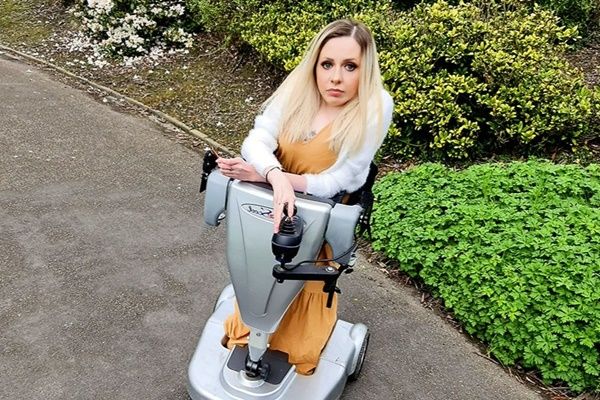 ▲▼來自波蘭的喬安娜（Joanna Klich）罹患罕見遺傳疾病「脊髓性肌肉萎縮症」（SMA）。（圖／翻攝gofundme、臉書Senaliah）