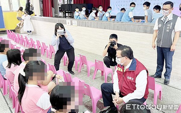 ▲桃園市長鄭文燦12日視察桃園國小學童接受疫苗接種狀況，與等待接種學童閒話家常。（圖／記者沈繼昌翻攝）