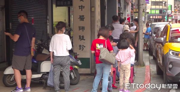 ▲▼南港區杏一醫療用品店開賣快篩。（圖／記者陳家豪攝）