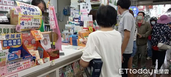 ▲淡水區健康人生藥局，下午一點多就有民眾前來排隊購買唾液快篩，每人限買兩劑，不到10分鐘就銷售完▼             。（圖／記者鄭遠龍攝）