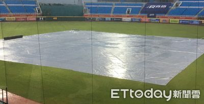 桃園雨勢越晚越大　樂天、味全之戰延賽