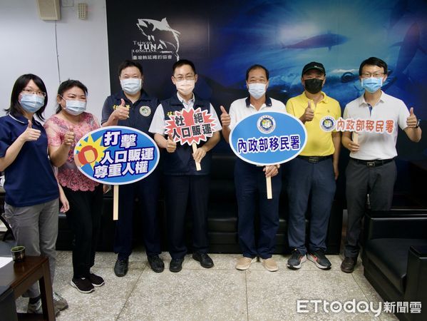 ▲移民署屏東縣服務站主任黃仲傑表揚東港漁民陳文省            。（圖／記者陳崑福翻攝，下同）