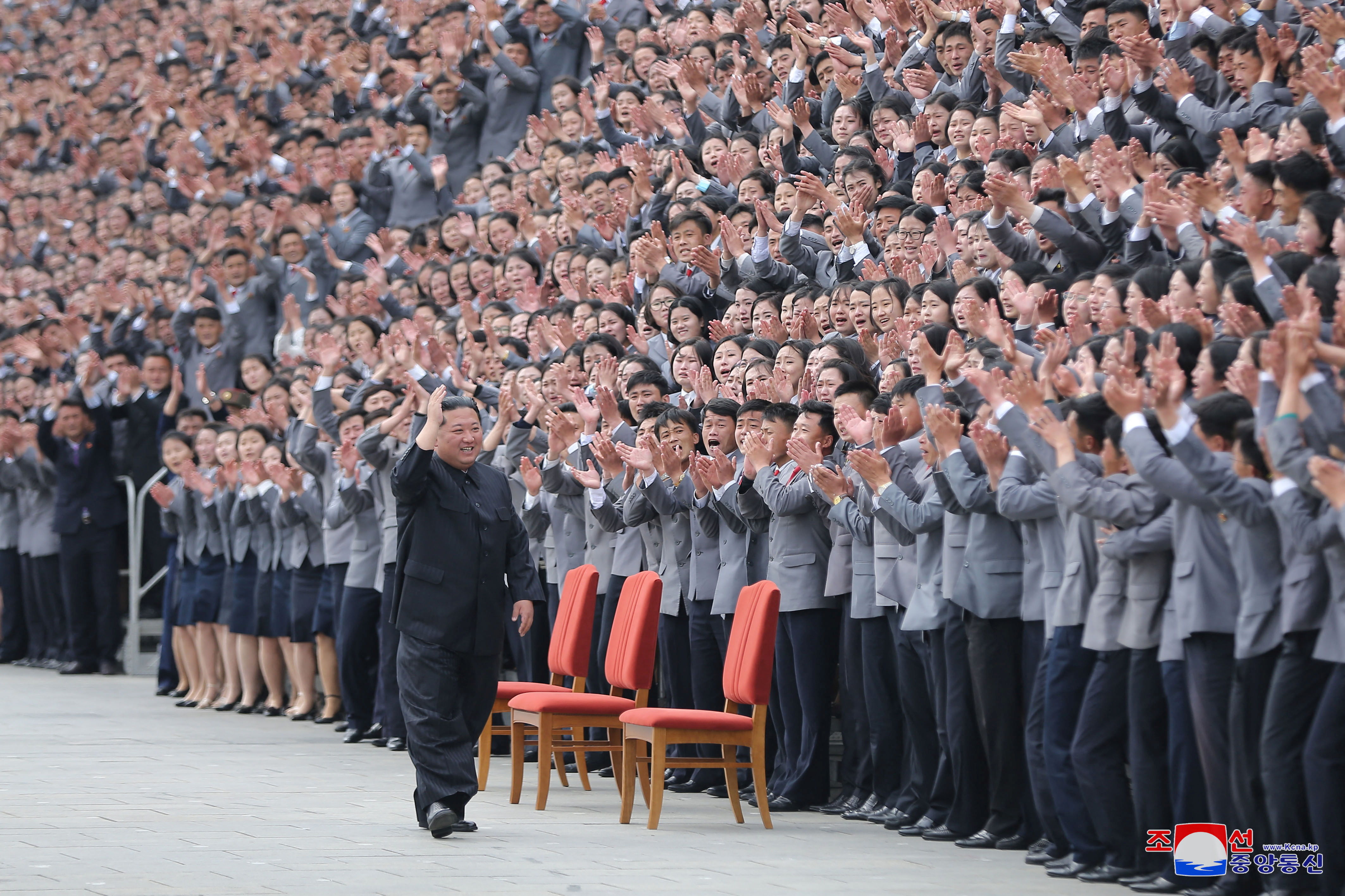 ▲▼北韓今年4月舉行各種大型政治軍事活動，金正恩甚至與數萬人拍攝合照，恐怕是導致疫情爆發的原因。（圖／路透社）