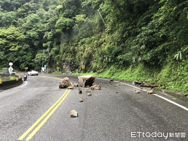 ▲▼連日降雨，舊蘇花公路117.4公里處上邊坡，崩落巨石。（圖／記者游芳男翻攝，下同）