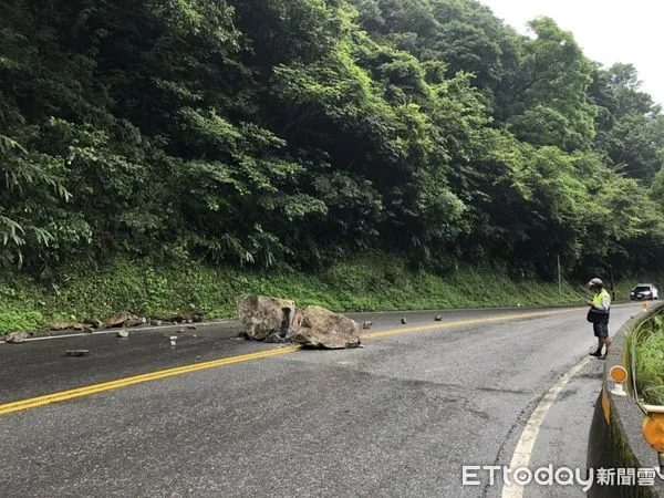 ▲▼連日降雨，舊蘇花公路117.4公里處上邊坡，崩落巨石。（圖／記者游芳男翻攝，下同）