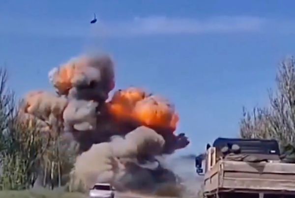 ▲▼ 俄軍坦克被炸飛。（圖／翻攝自YouTube）