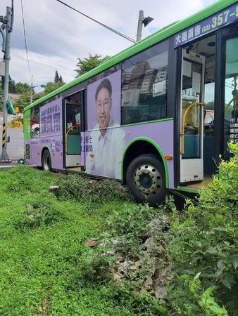 ▲▼     桃園公車衝進家樂福停車場        。（圖／翻攝記者爆料網）