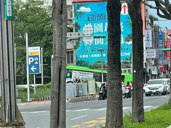 ▲▼     桃園公車衝進家樂福停車場        。（圖／翻攝記者爆料網）