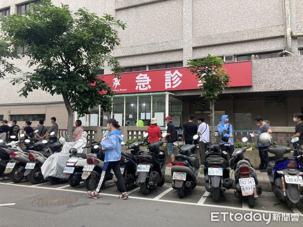 ▲▼新北市新莊的台北醫院快篩排隊人潮。（圖／記者許靖騏攝）