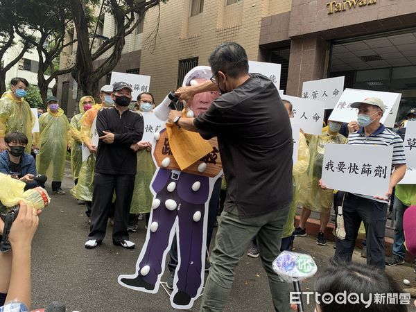 ▲▼台北市計程車駕駛員職業工會、台灣數位平台預約接送從業人員產業工會，今日號召百名計程車司機衝指揮中心抗議，怒砸陳時中人形立牌。（圖／記者林育綾攝）