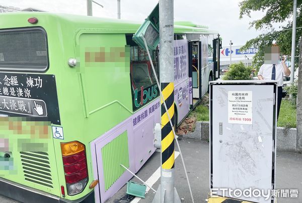 ▲1輛桃園公車13日下午行經中壢區文化二路欲左轉台一線中華路時，突然失控暴衝，肇事司機（右）事後打電話向公司報告。（圖／記者沈繼昌翻攝）