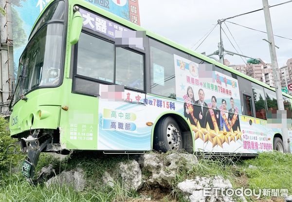 ▲1輛桃園公車13日下午行經中壢區文化二路欲左轉台一線中華路時，突然失控暴衝，撞入家樂福內壢店花圃卡住才停下。（圖／記者沈繼昌翻攝）