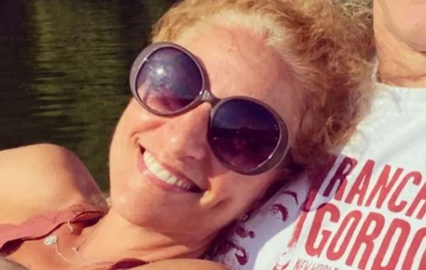 結婚22年丈夫外遇！　保守人妻離婚後變「Tinder慾女」約砲睡8男。（圖／翻攝自Instagram／laurafriedmanwilliams）