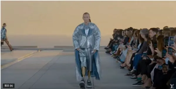 ▲▼截肢女模沃瑟（Lauren Wasser）登上LV的時尚大秀。（圖／翻攝自YouTube／Louis Vuitton）