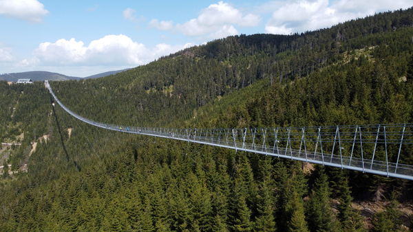 ▲▼捷克啟用世界最長人行吊橋「天空之橋721」（Sky Bridge 721）。（圖／路透）