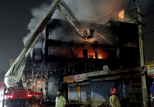 ▲▼印度首都新德里（New Delhi）西區1棟4層樓建築發生大火，至少造成27人喪生和數十人受傷。（圖／美聯社）