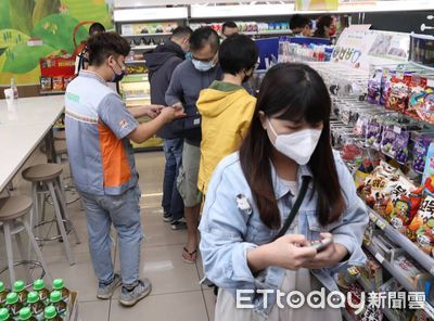 直擊／10分鐘賣光！民眾冒雨搶買唾液快篩：小孩戳鼻子會崩潰