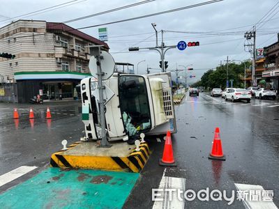 花蓮台9線小貨車鬼切被撞側翻　賓士車頭毀駕駛「人間蒸發」