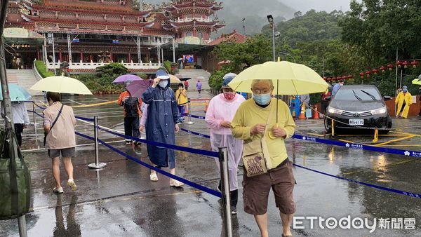 ▲▼  松山慈惠堂發放免費快篩，民眾冒雨搶領           。（圖／記者游宗樺攝）