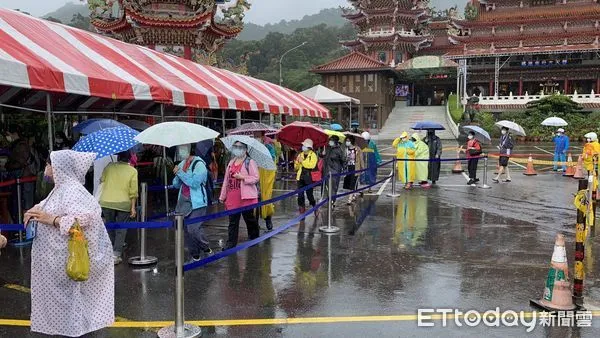 ▲▼民眾冒雨搶慈惠堂免費快篩試劑。（圖／記者游宗樺攝）