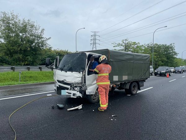 ▲國道南下220K處發生3車追撞。（圖／國道警方提供）