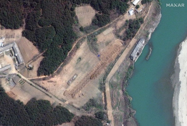 ▲拍攝於4月20日的衛星照顯示，北韓寧邊核設施50兆瓦反應爐周邊出現新的挖掘活動。（圖／路透）