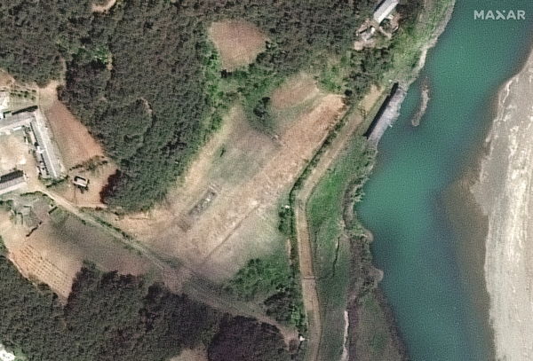 ▲▼北韓寧邊核設施5月7日被拍攝到已將冷卻迴路管線埋入溝中。（圖／路透）