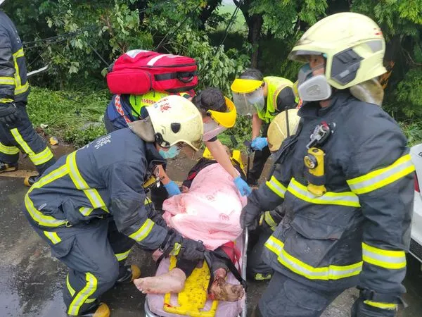 ▲彰化二溪路清晨發生自撞電桿死亡車禍。（圖／民眾提供）