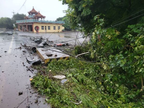 ▲彰化二溪路清晨發生自撞電桿死亡車禍。（圖／民眾提供）