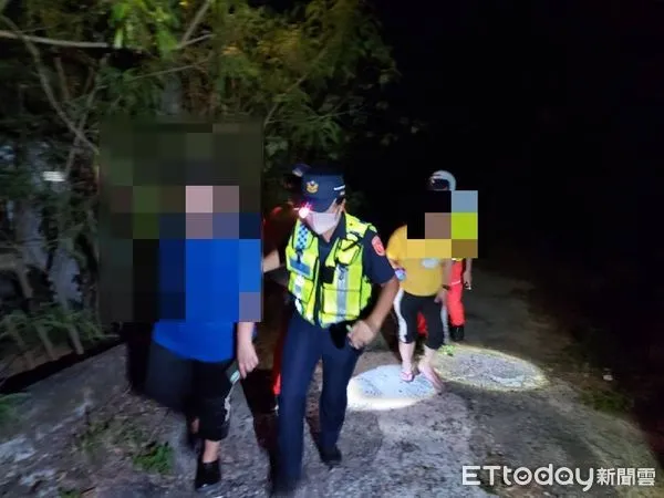 ▲恆春警分局龍水派出所所長陳永豐、警員鄭采芸救助蔡女           。（圖／恆春警方提供，下同）