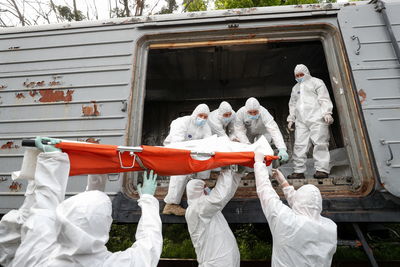 烏軍搬運「陣亡俄軍屍身」暫存冷凍火車貨櫃　等待返回故土