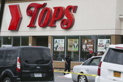 美國18歲槍手超市掃射10死3傷　當局曝可能動機