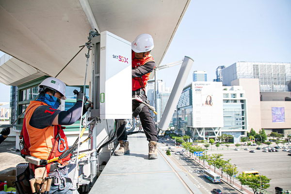 ▲▼南韓電信業者工程師於2019年5月31日在首爾架設5G基地台。（圖／路透）