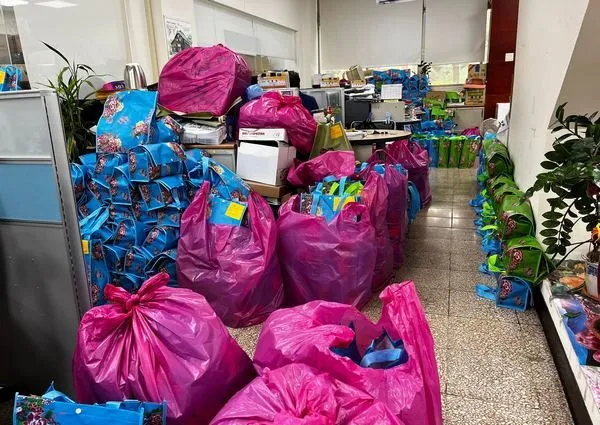 ▲桃園市議員參選人代領防疫關懷包服務。