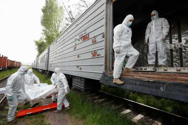 ▲▼烏軍搬運「陣亡俄軍屍身」暫存冷凍火車貨櫃，等待返回故土。（圖／路透）