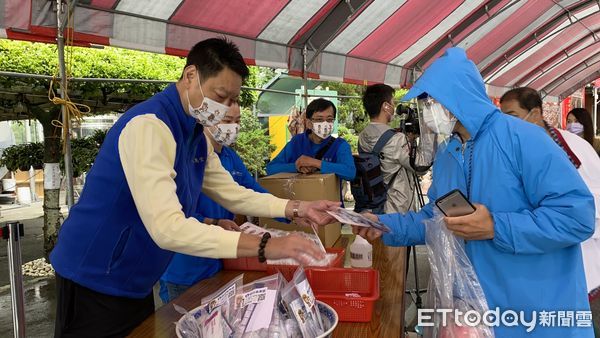 ▲▼松山慈惠堂發放免費快篩試劑，民眾冒雨大排長龍。（圖／記者游宗樺攝）