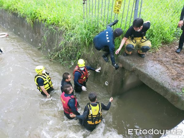 ▲消防搜救人員在排水溝渠搜尋落水騎士             。（圖／記者陳崑福翻攝，下同）