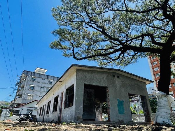 杜詩梅與老公標租花蓮港務局舊宿舍近日正在改裝。（杜詩梅提供）