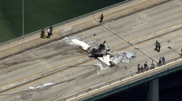 ▲▼ 美國一架小飛機墜毀橋上，對撞休旅車。（圖／達志影像／美聯社）
