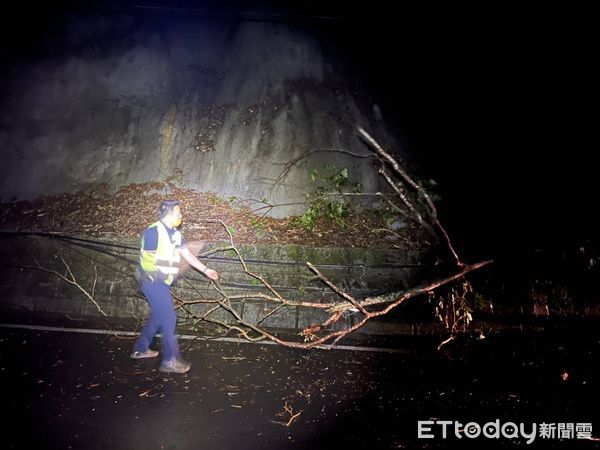 ▲夜間梅雨來襲沖倒台21線路樹，集集警方及時排除障礙（下同）。（圖／記者高堂堯翻攝）