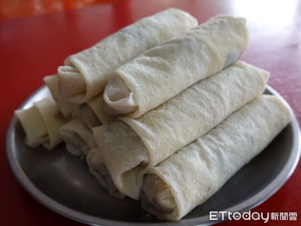 ▲▼主㕑方俊生帶著大家動手做「麥油煎」，讓參與者嚐到大陳傳統美食的好滋味。（圖／花蓮市公所提供，下同）