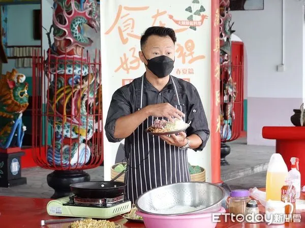 ▲▼主㕑方俊生帶著大家動手做「麥油煎」，讓參與者嚐到大陳傳統美食的好滋味。（圖／花蓮市公所提供，下同）