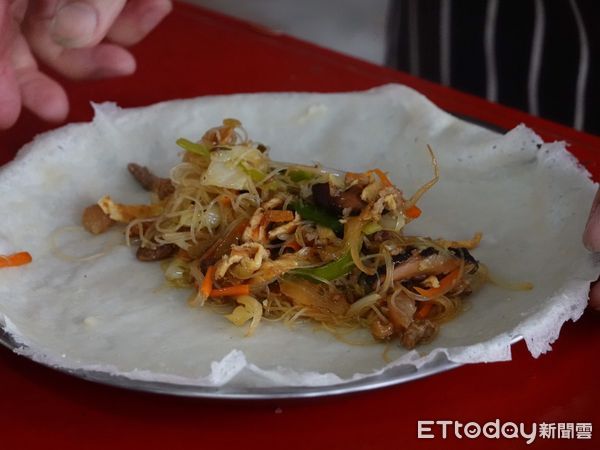 ▲▼主㕑方俊生帶著大家動手做「麥油煎」，讓參與者嚐到大陳傳統美食的好滋味。（圖／花蓮市公所提供，下同）