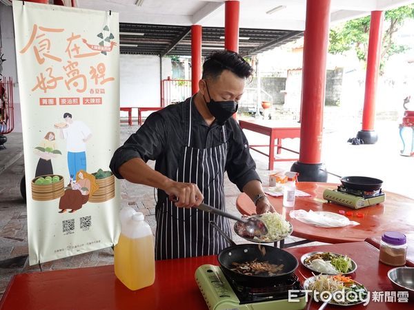 ▲▼主㕑方俊生帶著大家動手做「麥油煎」，讓參與者嚐到大陳傳統美食的好滋味。（圖／花蓮市公所提供，下同）