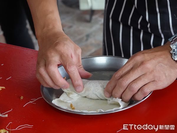 ▲▼主㕑方俊生帶著大家動手做「麥油煎」，讓參與者嚐到大陳傳統美食的好滋味。（圖／花蓮市公所提供，下同）