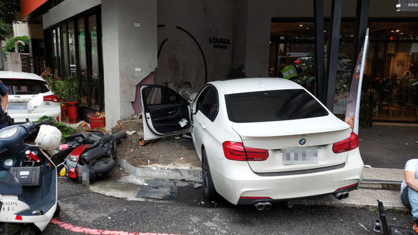 ▲▼一名開著BMW的男子酒駕拒檢，開車逃逸竟撞毀咖啡店，而且有可能襲警，警方對空鳴槍才壓制。（圖／民眾提供）